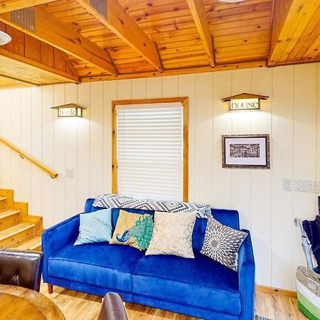 Cabin-Style Book House & Writing Barn Austin Room photo