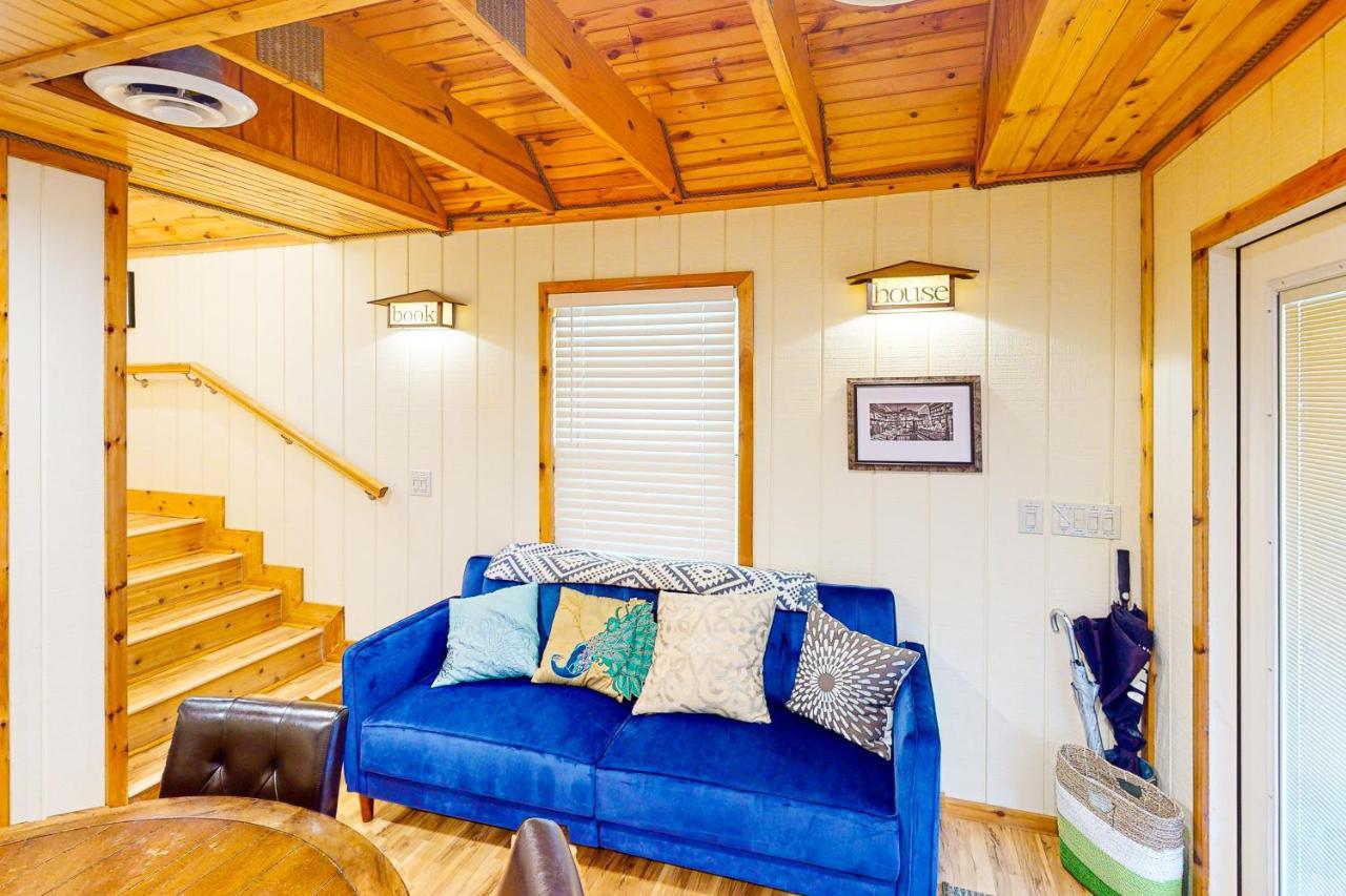 Cabin-Style Book House & Writing Barn Austin Room photo