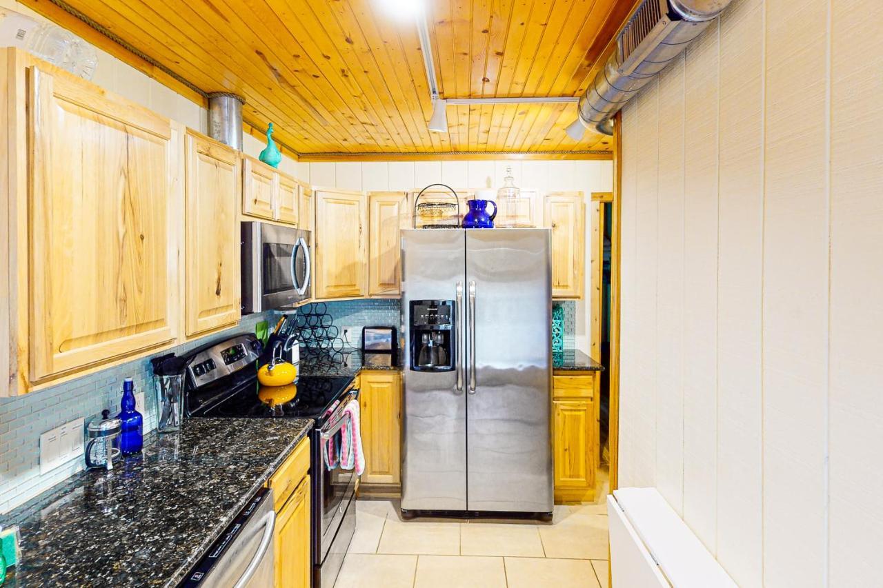 Cabin-Style Book House & Writing Barn Austin Room photo