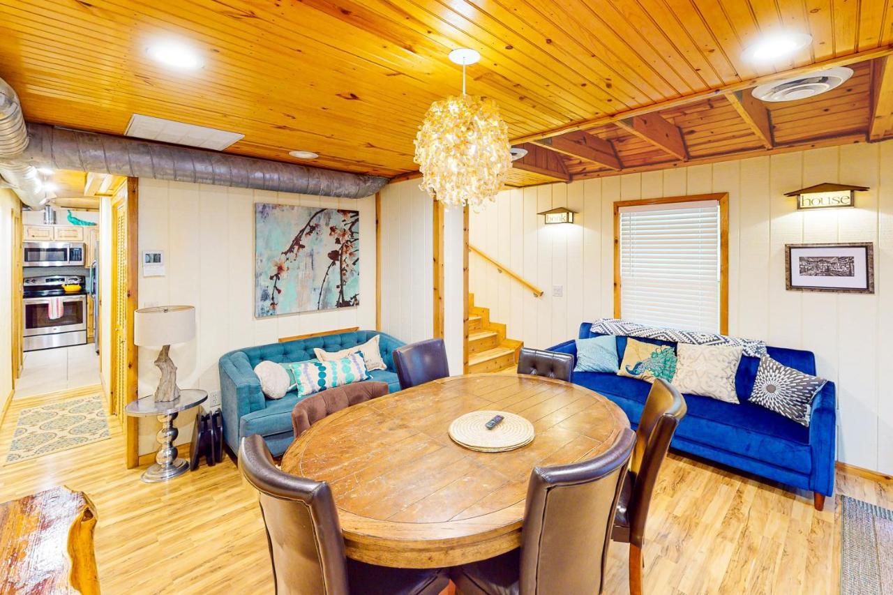 Cabin-Style Book House & Writing Barn Austin Room photo
