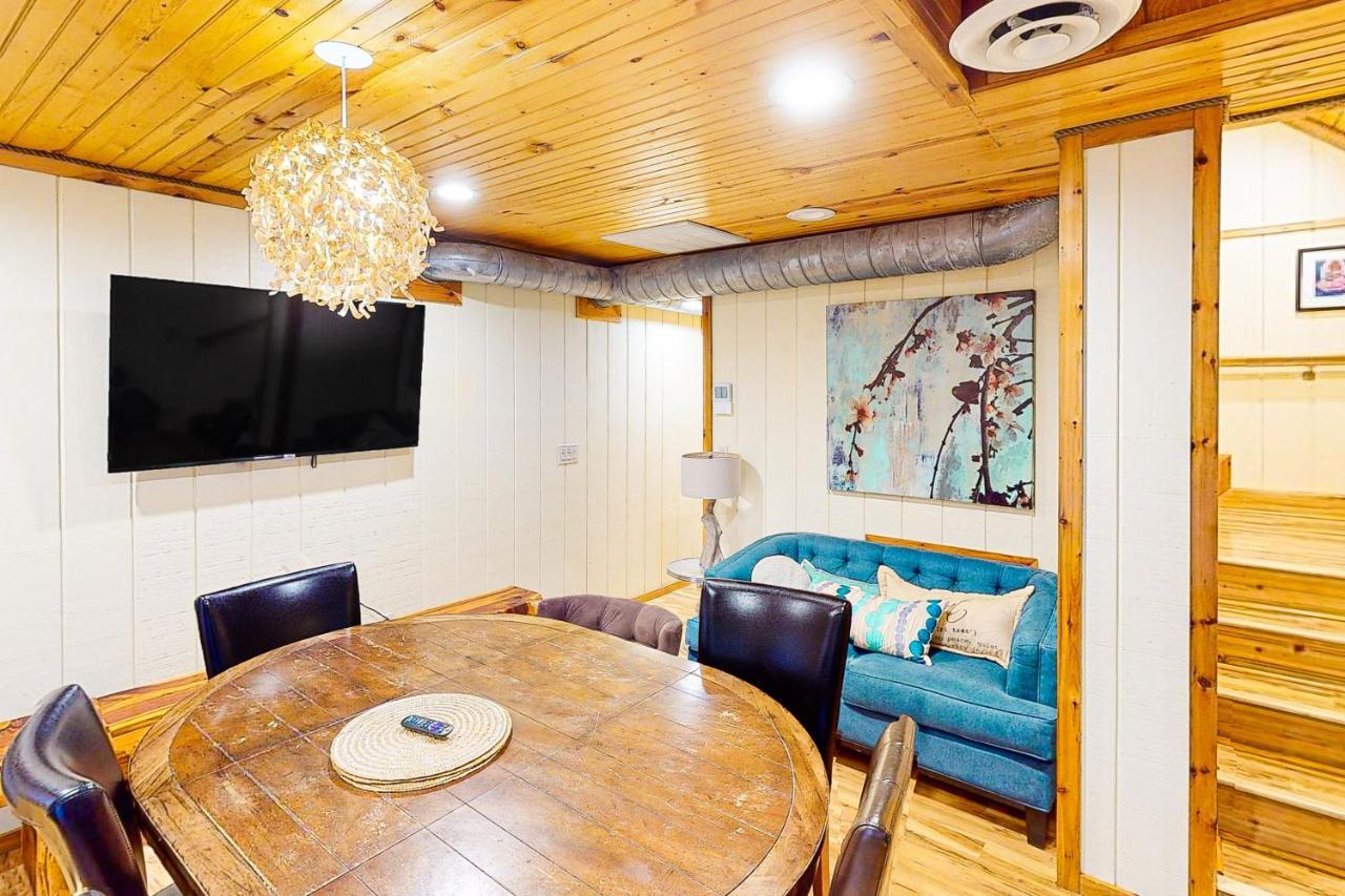 Cabin-Style Book House & Writing Barn Austin Room photo
