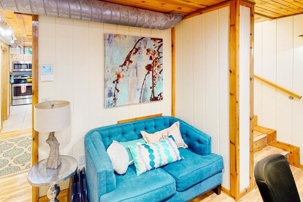 Cabin-Style Book House & Writing Barn Austin Room photo