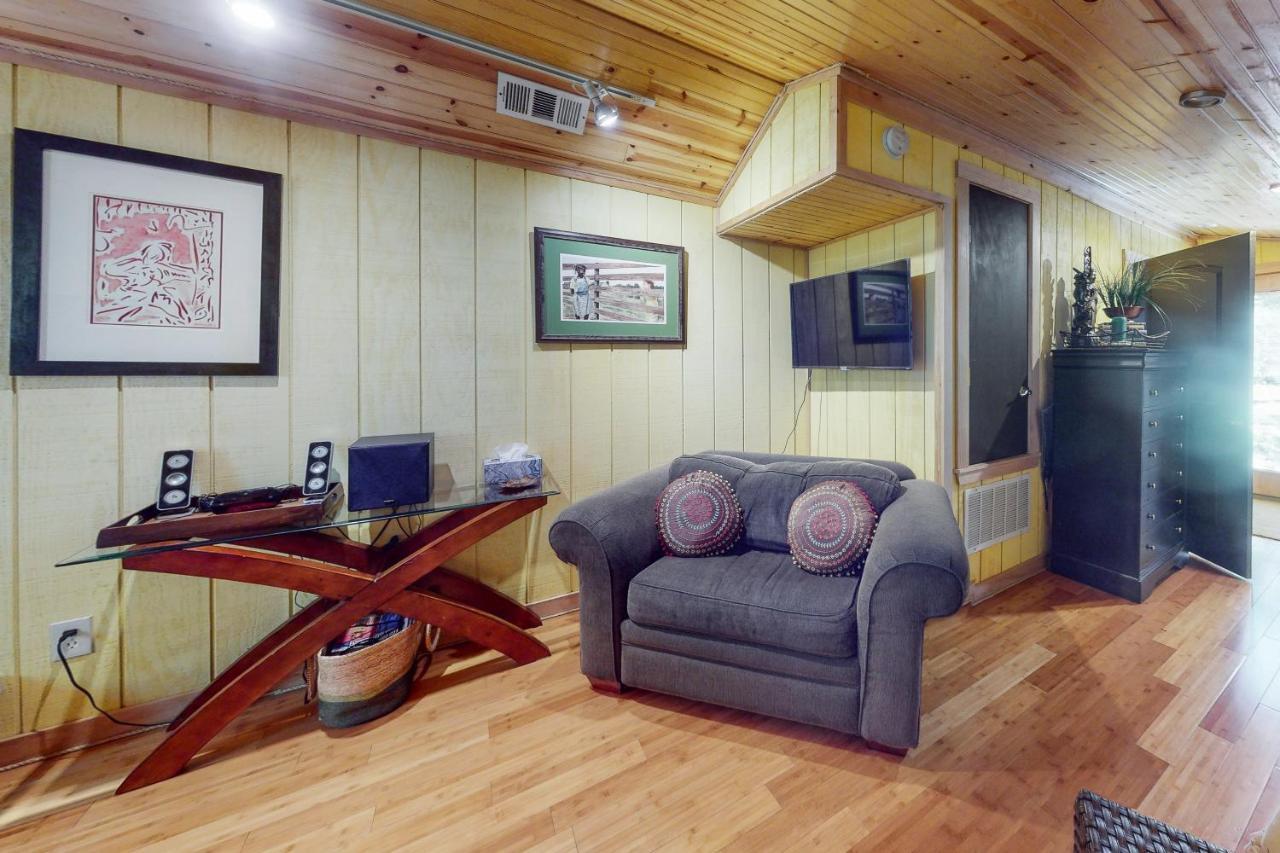 Cabin-Style Book House & Writing Barn Austin Room photo