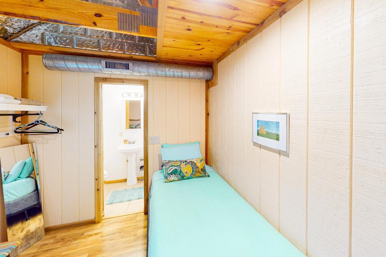 Cabin-Style Book House & Writing Barn Austin Room photo